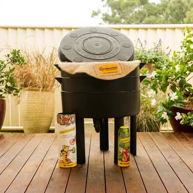 自然と溶け込むデザインのミミズコンポスト