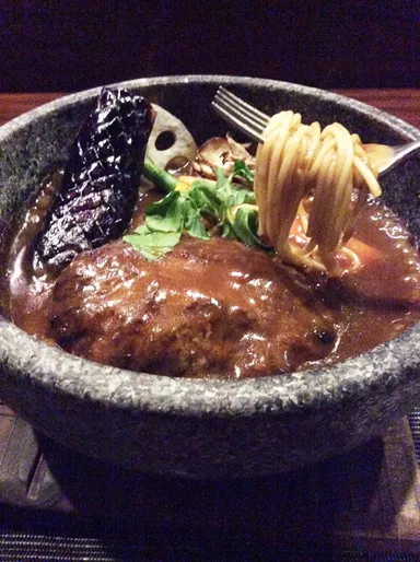 溶岩焼き「デミだくキノコハンバーグ」　中には焼きパスタが