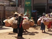 ミャンマーの農村部では、大量に購入し数時間をかけて家に帰ります。