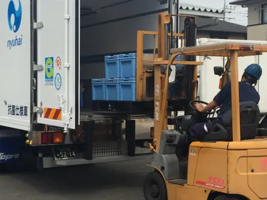 国内の生産現場から集荷する様子