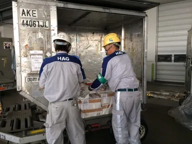 空港でエアカーゴ用のコンテナへ積み込み