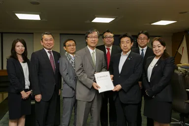 塩崎厚労大臣に「新しい勤勉宣言」を手交