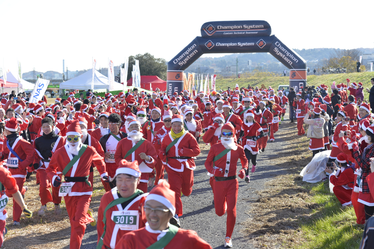 厳格なドレスコードで赤一色 クリスマスは走って過ごす 第3回聖蹟サンタマラソン 12月13日 日 東京都多摩市で開催 一般社団法人tama Runnersのプレスリリース