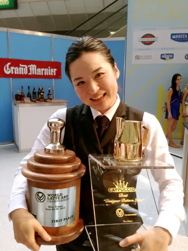 吉川寿子バリスタ 2013ワールド ラテアート優勝画像