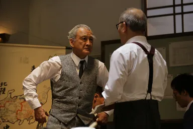 様々な反対に動じず議論を続ける松永(吉田鋼太郎)