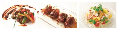 左「牛リブロースとフォアグラのシンガポールペッパーソース炒め」、中「広島産かきのサクサク衣揚げ」、右「天使の海老と青パパイヤのパクチーサラダ」