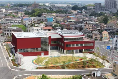 取手ウェルネスプラザ外観　※手前広場が取手ウェルネスパーク