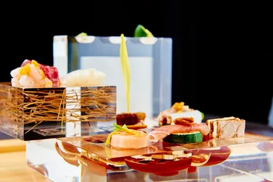 特注の器を使った前菜メニュー