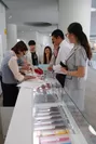 京セラ本社にてセラミックナイフを購入する中国人観光客