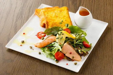 フレンチトースト＆サーモングリルサラダ　税込1,220円