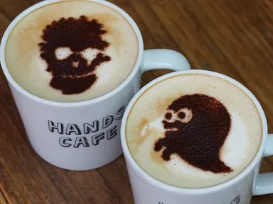 ゾンビラテ(左)・おばけラテ(右)　税込570円(渋谷店のみ　税込460円)