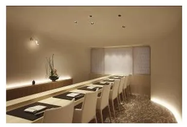 白を基調にした居心地のいいカウンター席