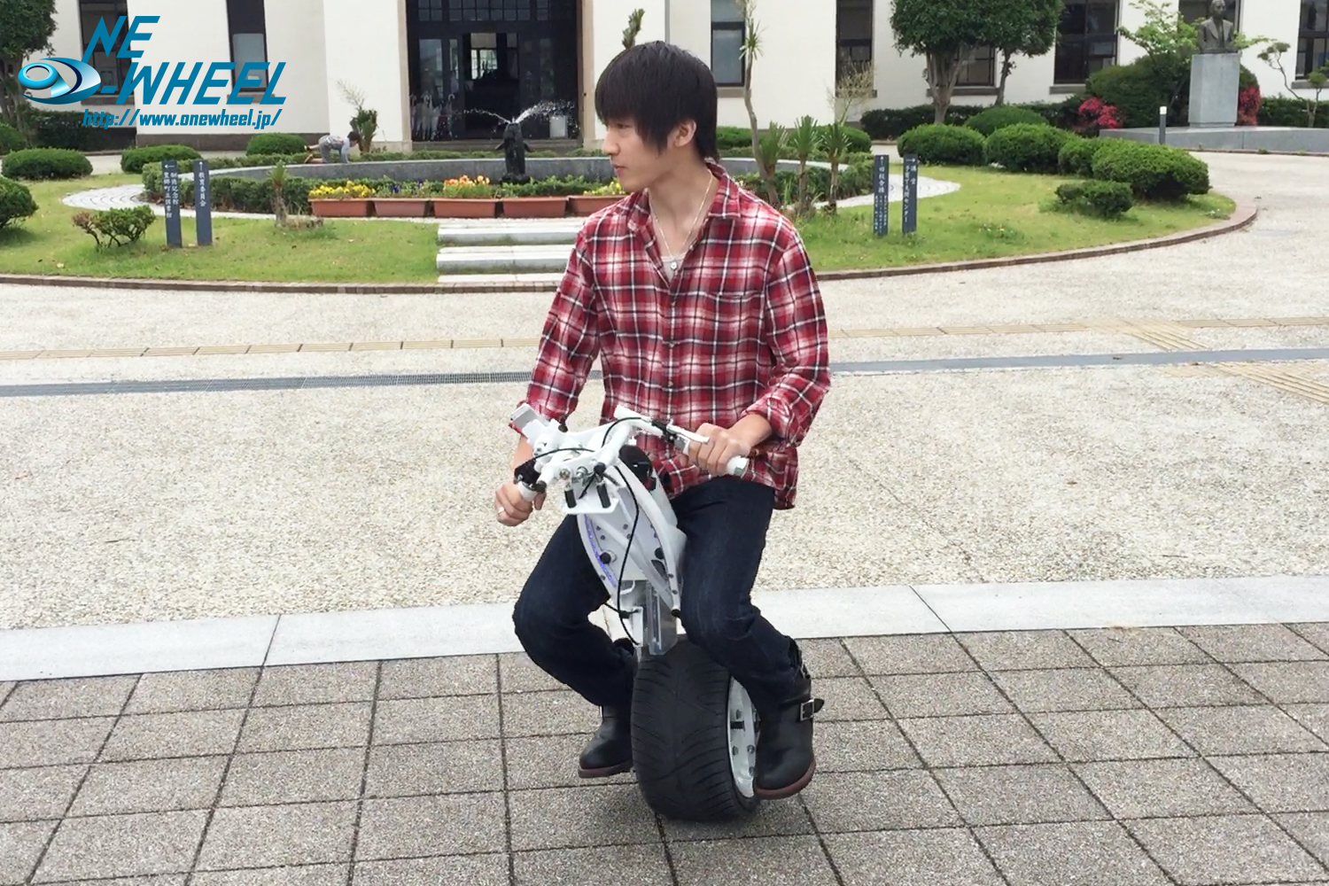 近未来の乗り物『電動一輪車 ONEWHEEL(ワンホイール) i-1