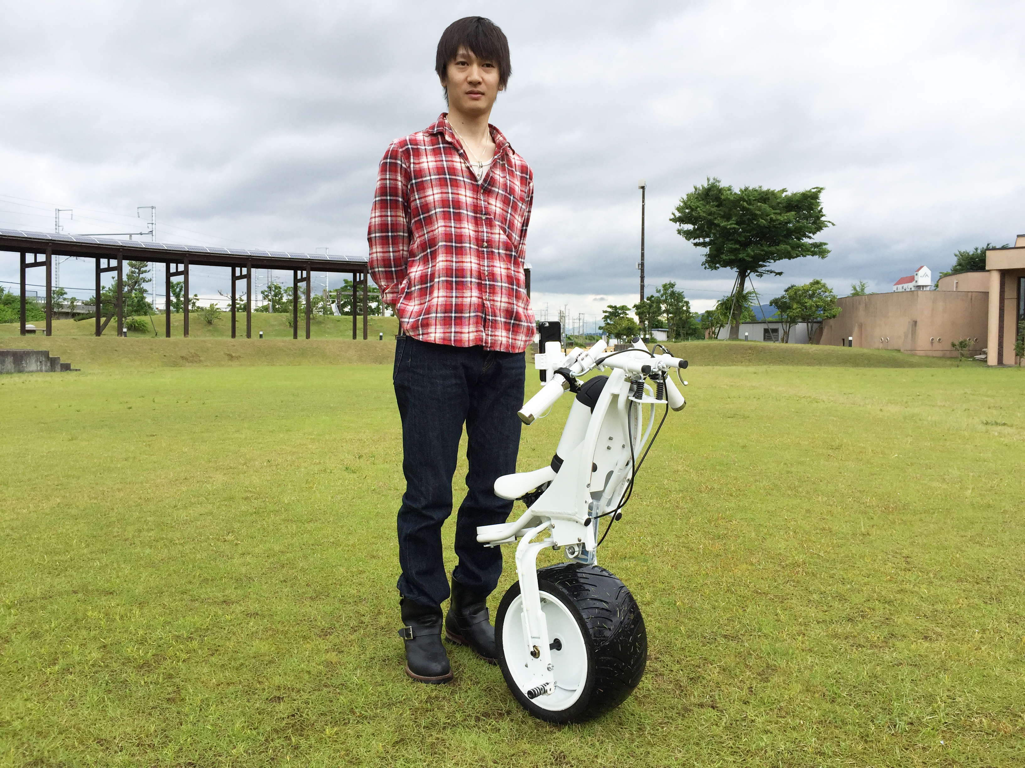 近未来の乗り物『電動一輪車 ONEWHEEL(ワンホイール) i-1