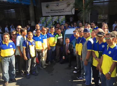 マカティ市トライシクル組合のメンバーと共に 1