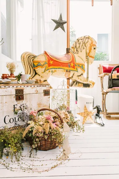 ヨーロッパのメリーゴーラウンドで使われていた古い木馬