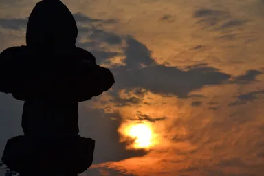 昨年の様子　会場の灯籠越し
