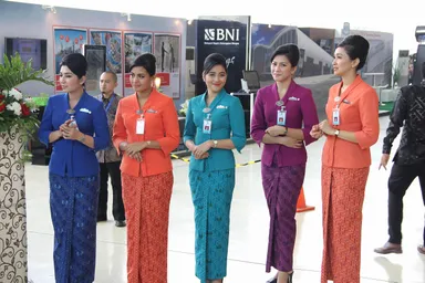 セレモニーに参加するガルーダ・インドネシア航空客室乗務員