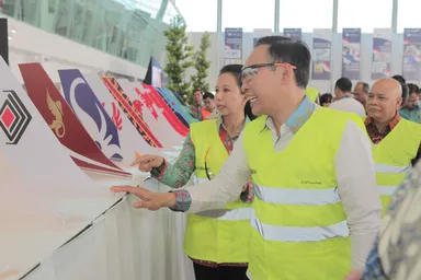 手前：ガルーダ・インドネシア航空会社 社長兼最高経営責任者 M.アリフ・ウィボウォ、奥：国営企業相リニ・スマルノ大臣