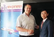 香港エクスプレス航空CEO Andrew Cowen氏とホープウィル マーケティング＆サービス 代表 伊藤 毅