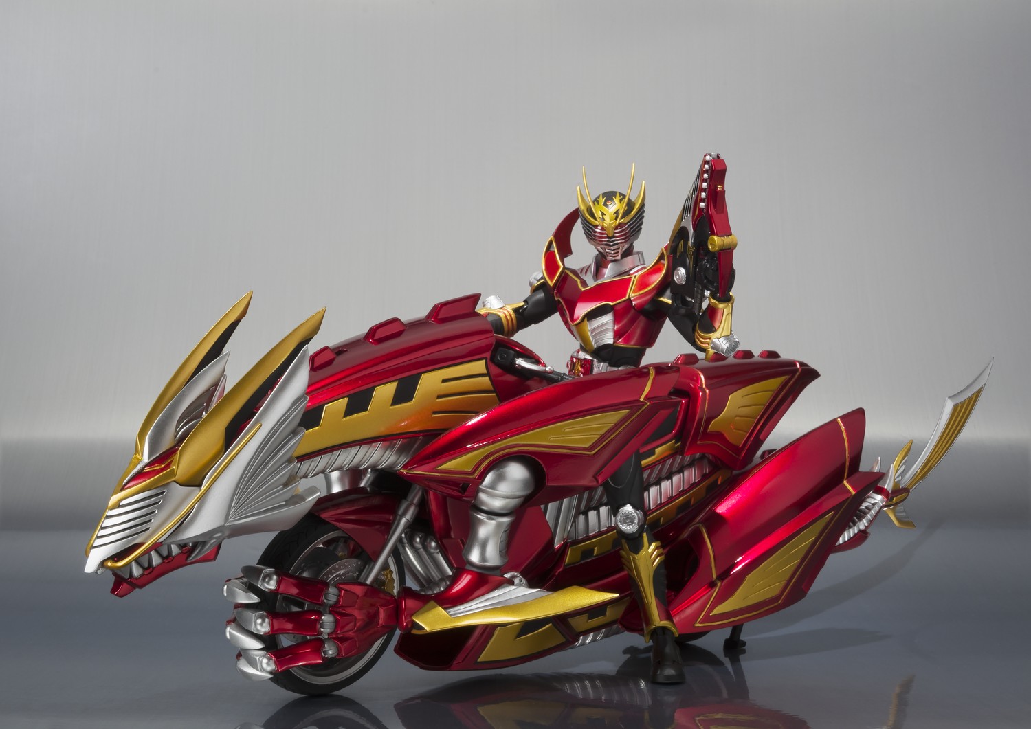Amazon.co.jp: S.H.Figuarts 仮面ライダー龍騎サバイブ