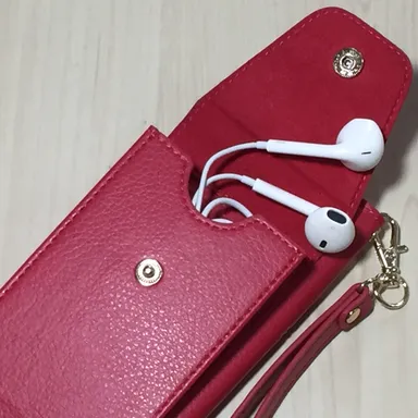 イヤホンや充電ケーブル入れにも使えるカード入れ