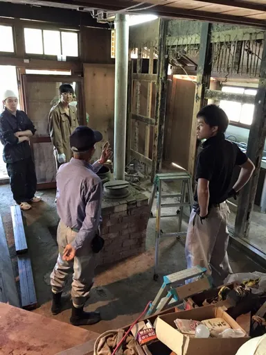 かまどを囲むキッチン