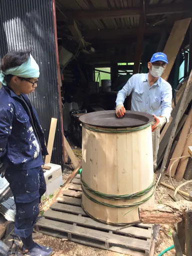 職人に木桶作りを習う様子