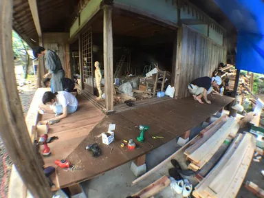 新設の縁側を施工する様子