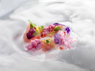 カンパチのホワイトバルサミコのマリネ　ザクロの粉雪