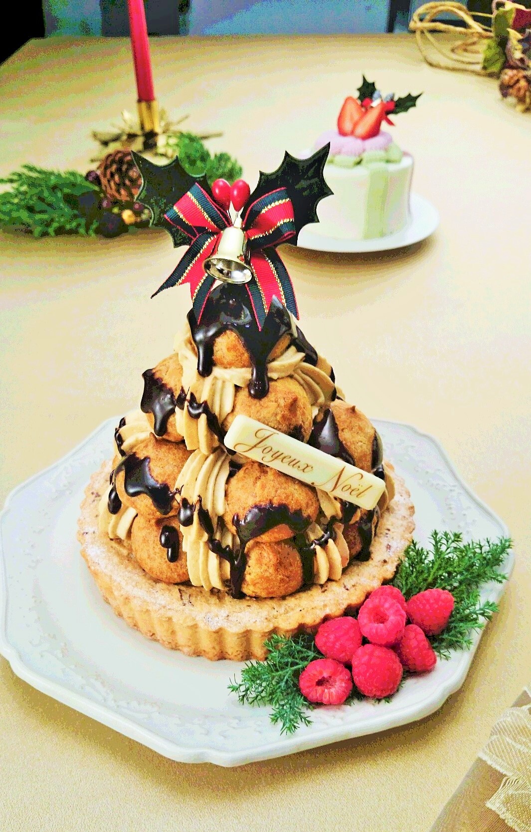 食べるクリスマスツリー 予約開始 シュークリーム16個のピラミッド 2つのフランス伝統ケーキが融合 池尻の人気ビストロ監修 シューとタルトで2度おいしい ビストロエガリテのプレスリリース