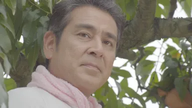 宇梶剛士さんは白桃農園の親方