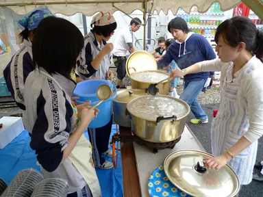 高校生の豚汁サービス