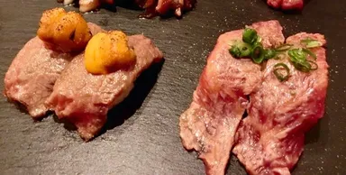 馬肉寿司うに添えと炙りハラミ