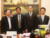 カンボジア数学会会長・Chan Roath氏(写真左)と当協会職員