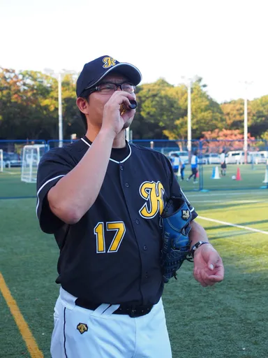セキュリティーフィール ベターを飲む川崎氏