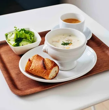 朝食　スープとミニサラダ、パンのセット