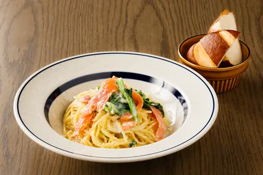 スモークサーモンとほうれん草の豆乳クリームパスタ　わさび風味