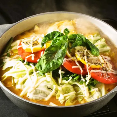 バジル薫る温製カプレーゼもつ鍋