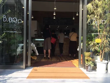 来店風景(オープン初日・エントランス)