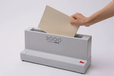 卓上製本機とじ太くんで製本します