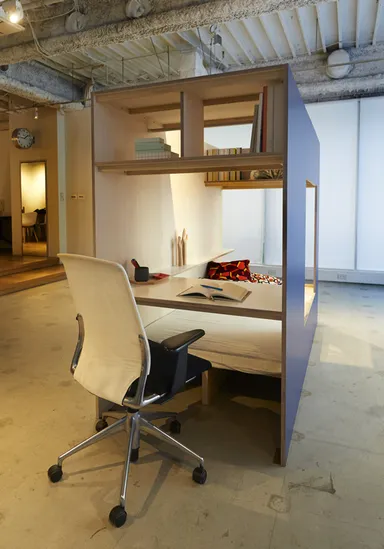 オフィスの中の小屋 内観