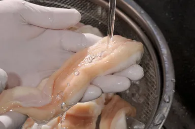 特上トロホルモンをひとつずつ手洗いで処理