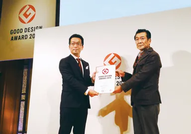 デザイン墓石「水庭」プロデューサー：代表取締役 杉山 洋一(左)　デザイナー：小野 亮二(右)