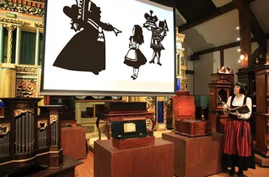 切り絵作家の作品上演の様子