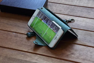 ストラップを使ってのスタンド補助