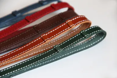 ボディと同じ革のストラップ