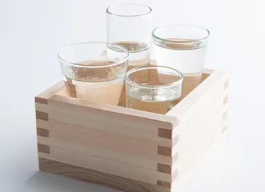 日本酒立ち飲みBARが出現。グラス入りの4種を升に入れて