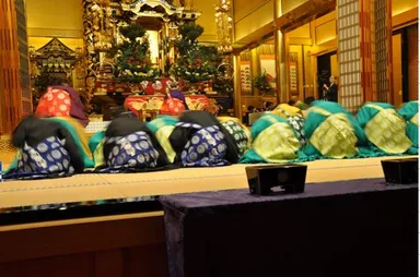 前後左右に激しく体を揺すりながら祈るダイナミックな動きの「坂東曲」