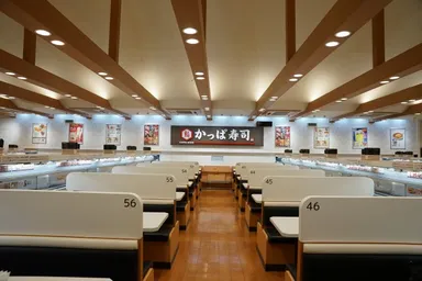 当社最大級の広い店内で、ゆったり広く、 落ち着きのある内装